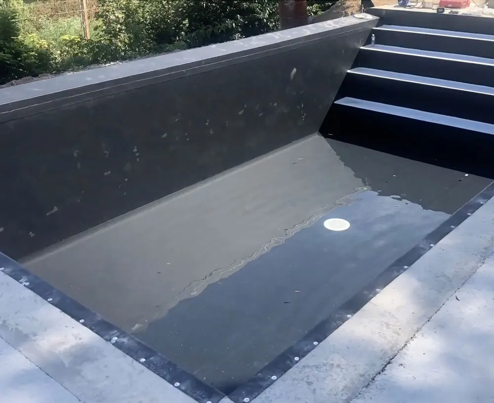 Vidéo d'une piscine à débordement en construction